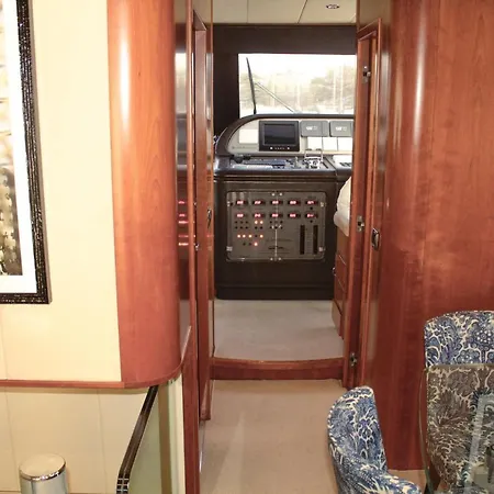 Botel Essoess Boat - Five Star - Exclusive Use *