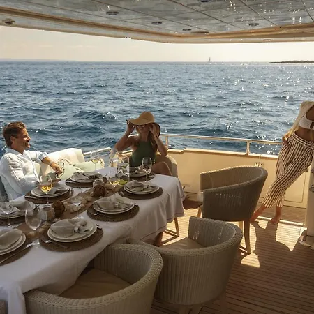 Essoess Boat - Five Star - Exclusive Use Botel *